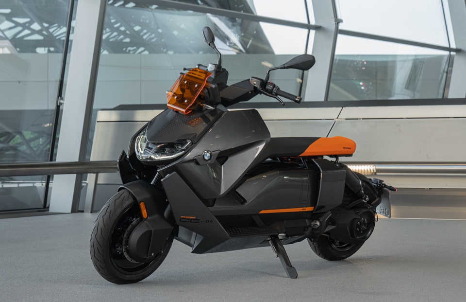 BMW CE 04 : découvrez le nouveau scooter électrique BMW