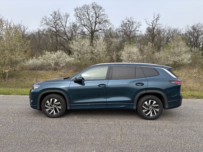 Long de 4, 79 m le Tayton se place comme concurrent des Peugeot 5008, Skoda Kodiaq et Renault Espace.