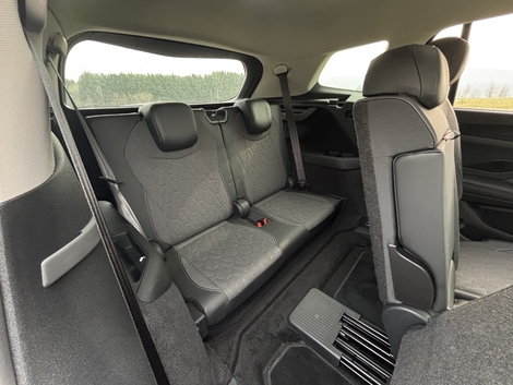 Cette version bénéficie des 7 places de série. Les deux sièges additionnels prennent la forme de strapontins. Faciles à déployer, ils autorisent un espace convenable pour des enfants.