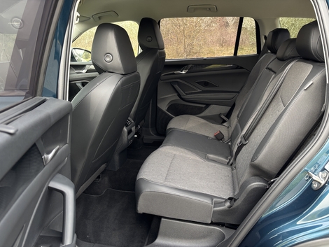 L’espace aux places arrière est excellent. La banquette coulissante facilite aussi l’accès aux deux dernières places.