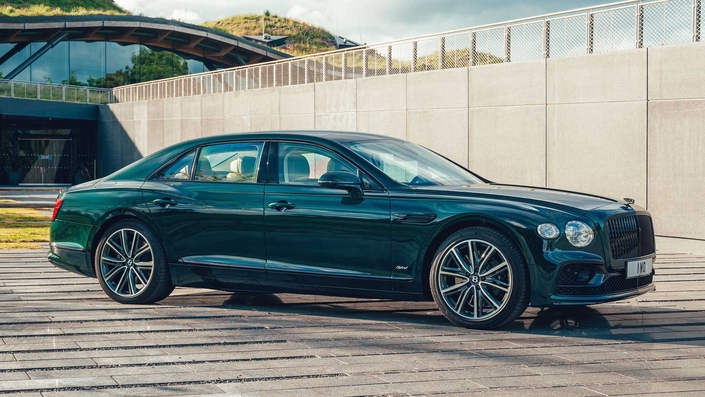 Bentley dévoile la Flying Spur hybride rechargeable, la plus efficiente de l'histoire de la marque