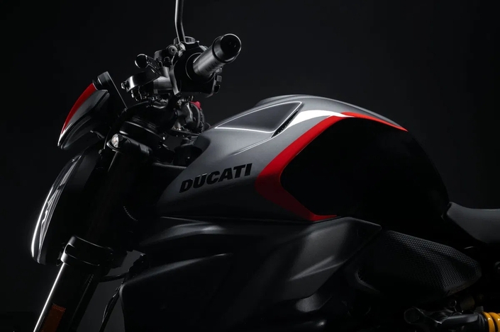 Un nouveau look plus sportif pour le Ducati Monster V2