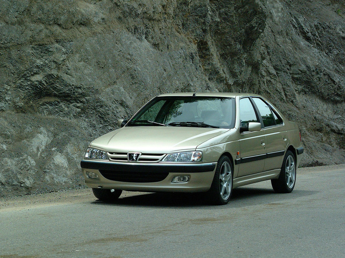 La Peugeot 405 revue pour le marché iranien et reprise sous l’enseigne de Iran Kodhro.