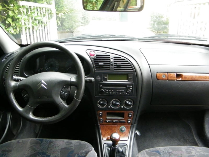 Un tableau bien fabriqué pour la Citroën Xsara Exclusive phase 2, même si le faux bois et les commande de vitres électriques mal placées déconcertent.