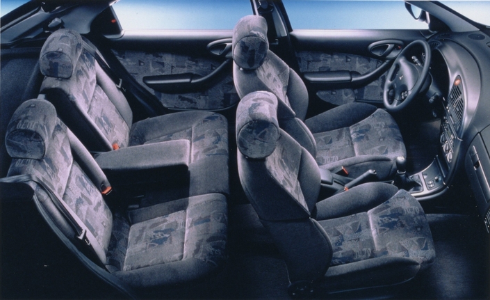 Large habitabilité, sièges confortables, équipement riche, la Citroën Xsara sait accueillir. C'est fou comme on se passait bien des SUV au tournant des années 2000 !