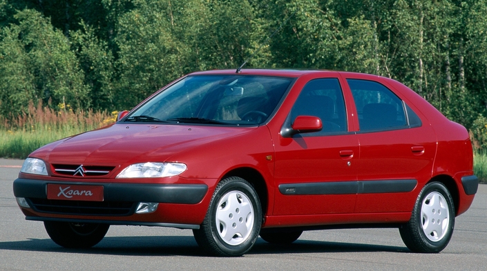 Lancée fin 1997, la Citroën Xsara incarne bien son époque, où on a envie de confort et de douceur, bref de "cocooning" comme on disait alors. On est à mille lieues des designs agressifs et chargés de l'époque actuelle !