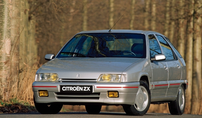 La Citroën ZX Volcane a marqué les esprits avec son essieu arrière autodirectionnel en 1991. Et son moteur était celui de la Peugeot 205 GTI 1.9 !