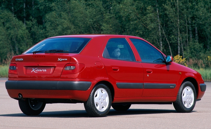 Face à la ZX qu'elle remplace, la Xsara étire sa poupe pour mieux agrandir son coffre, qui varie de 408 à 1 190 l, de bonnes valeurs même à l'heure actuelle !