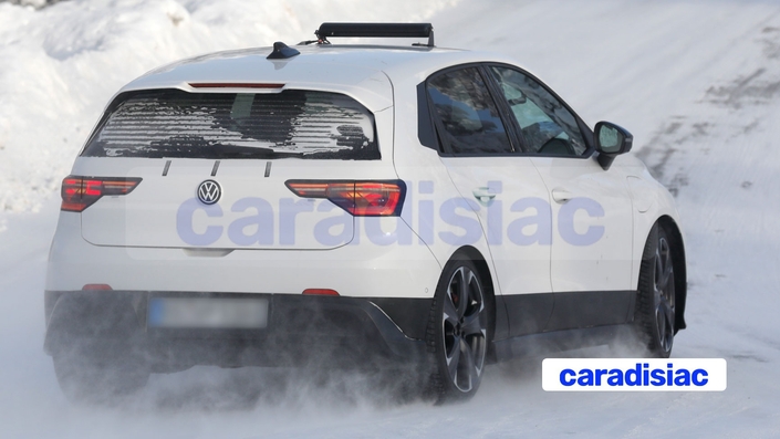 Afin de distinguer la Volkswagen ID.Polo GTI de la ID.Polo, cette version sportive adopte à l’arrière, un diffuseur assez imposant et un becquet au-dessus de la lunette arrière. Son moteur de 226 ch devrait lui permettre d’afficher de belles performances.