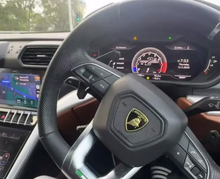 Le voleur a partagé en combo tongs Adidas et chaussettes son butin sur Instagram.