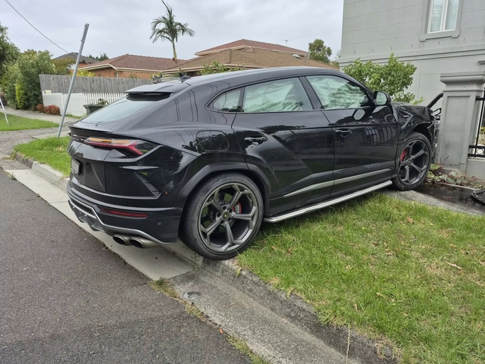 Âgé de 16 ans, il vole un Lamborghini Urus, le montre sur Instagram puis le crash