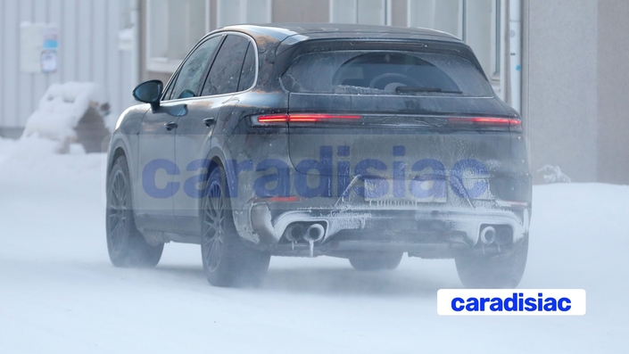 Les modifications du Porsche Cayenne restylé seront légères, mais elles concerneront aussi bien la face avant que l’habitacle du modèle qui va être légèrement modernisé, tandis que sous le capot, Porsche va s’attaquer aux rejets de CO2 de son grand SUV.