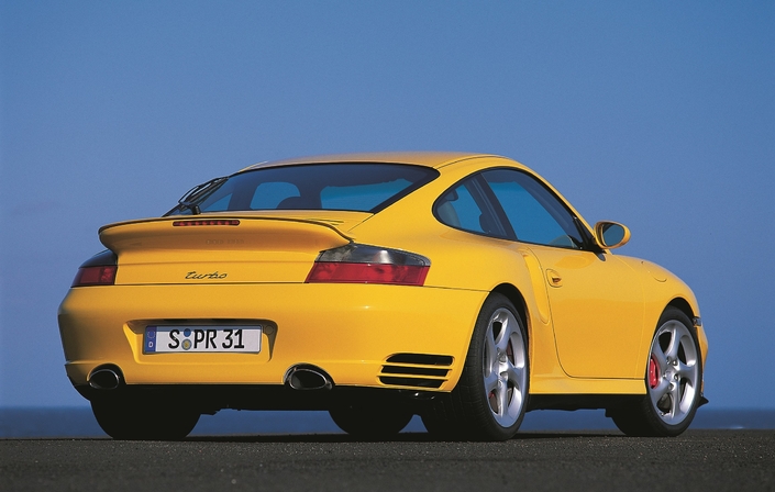 A l'arrière, la Porsche 996 Turbo se distingue des Carrera par ses extracteurs d'air et son aileron.