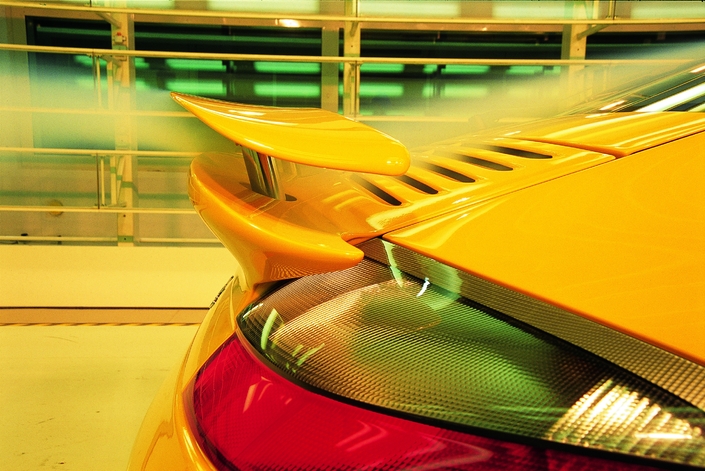 A 120 km/h, l'aileron arrière de la 996 Turbo se déploie pour renforcer l'appui, mais sans délester l'avant. Il se replie à 60 km/h.