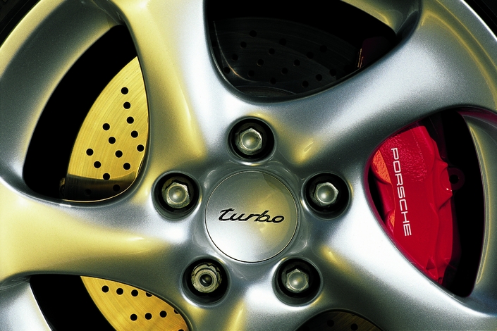 Derrière ses jantes à bâtons creux, la Porsche 996 Turbo exhibe des gros disques de 330 mm perforés pincés par des étriers Brembo à 4 pistons.