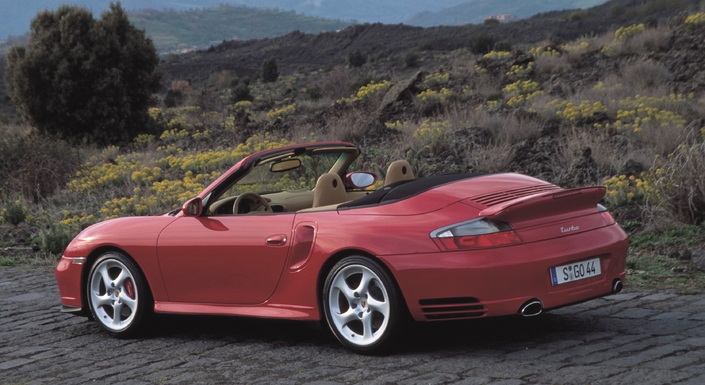 En 2003, la Porsche 996 Turbo se découvre. Un hard-top reste disponible en option.