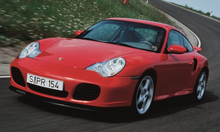 La Porsche 996 Turbo pousse comme une folle mais demeure très sûre grâce à ses excellents trains roulants et sa transmission intégrale. Elle manque un peu de musique, cela dit...