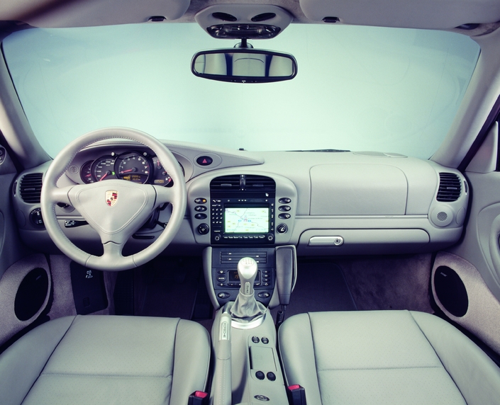Ne nous mentons pas, la planche de bord de la Porsche 996 Turbo ne fera pas date, sa finition demeurant très moyenne. Mais elle s'avère bien agencée.