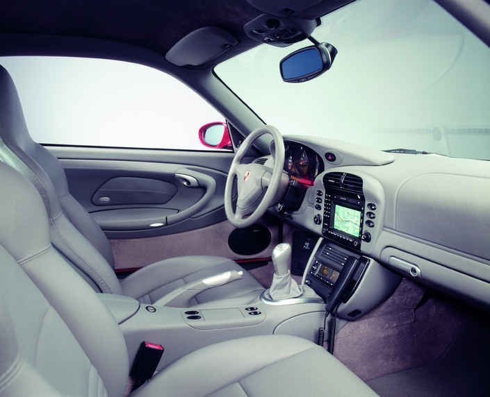 Les sièges de la Porsche 996 Turbo sont un peu étroits mais ils offrent un confort très acceptable. L'habitacle se révèle par ailleurs pratique.