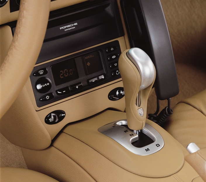 La boîte Tiptronic n'est pas du tout déplacée à bord de la Porsche 996 Turbo, très typée GT.