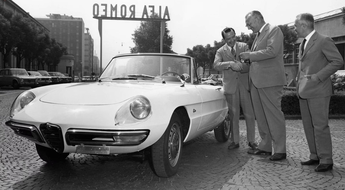 Guidobaldo Trionfi, gagnant du concours d'où le nom Duetto a émergé, prend possession de sa récompense en juin 1966 : un magnifique Spider 1600 blanc.