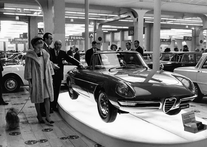 Lors de son apparition au salon de Genève 1966, l'Alfa Romeo Spider 1600, qui n'est pas encore surnommée Duetto, déconcerte par son allure lisse et ronde.
