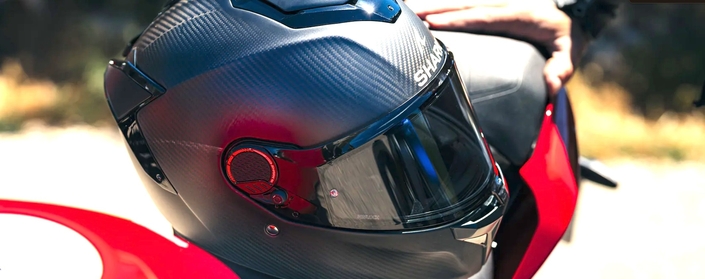 Shark révolutionne la visière moto : l’ère de l'écran solaire intelligente commence