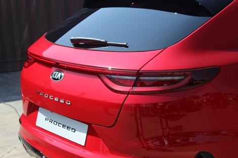 La lunette arrière est très inclinée, et le bandeau de feux traversant très typique de... Porsche !