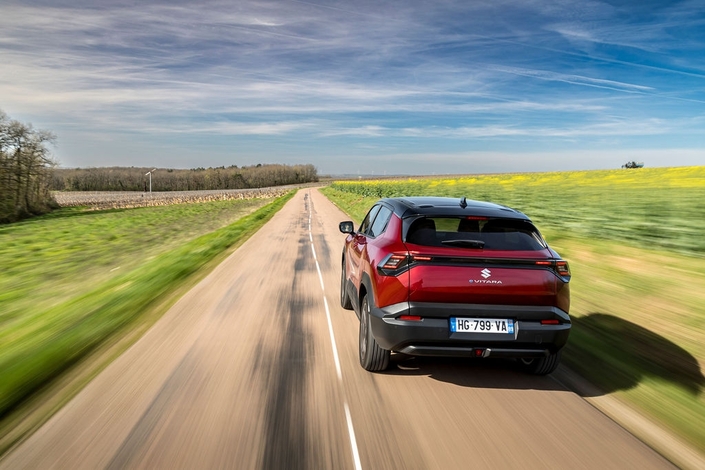 Suzuki dégaine une intéressante version à 4 roues motrices. L'une des rares accessibles en électrique sur le marché.