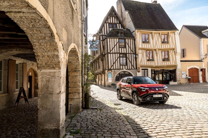 Fabriqué en Inde, le Suzuki E-Vitara n’est pas éligible au coup de pouce CEE. En France, le constructeur compense par une remise de 4 000 €.