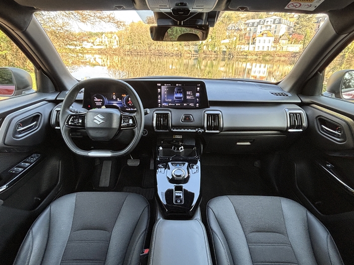 Gros coup de jeune à bord. L’habitacle au dessin agréable et moderne est composé de nombreux plastiques durs compense par des inserts valorisants et une sellerie de qualité.