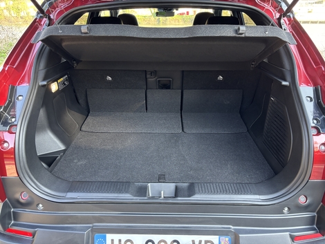 Avec un peu plus de 300 litres, le coffre s’avère juste pour un usage familial.