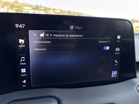 Le système multimédia fait partie des gros points noirs du E-Vitara. Il est lent et peu intuitif.