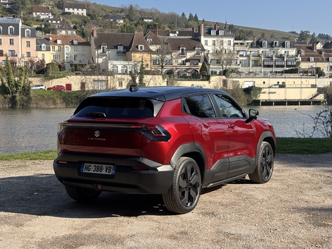 Le E-Vitara présente un design à la fois moderne et robuste.