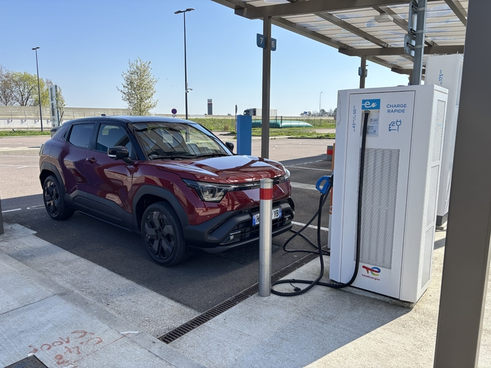 Garanti 10 ans et suréquipé, le nouveau Suzuki e-Vitara a un gros défaut : sa recharge