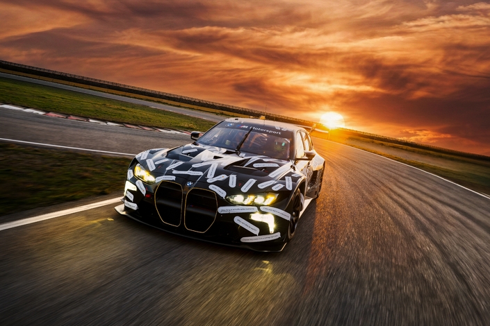 La M3 Touring sur la piste française de Miramas (Bouches-du-Rhône).