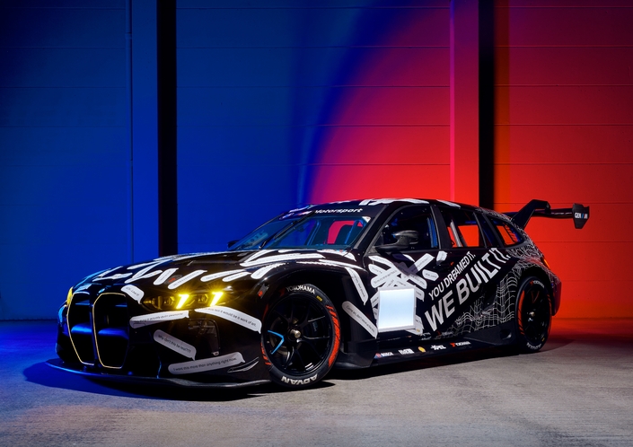 La décoration reprend les messages postés sur les réseaux sociaux. Notez la proéminence de l’aileron repris à la M4 GT3 Evo.