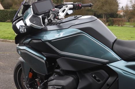 Quelle est la meilleure voyageuse chez BMW ? La R 1300 RT ou R 1300 GS Adventure ? 
