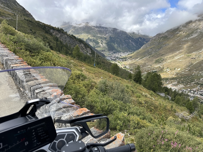 Jour 2 d’un gros road trip en RT, petit arrêt photo souvenir sur la route de l’Iseran avec vue sur Val d’Isère après avoir traversé, Albertville, Beaufort, le Cormet de Roseland, Bourg Saint Maurice, Tigne… 4 h après le départ de Val Thorens et 8 h avant de retrouver Paris via Modane et un crochet par le Col de la Croix de Fer.