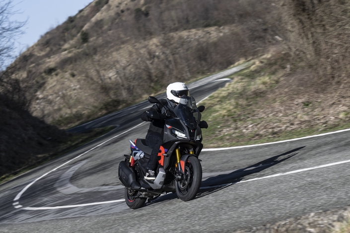 Aprilia SR GT 400 : le scooter crossover à l’esprit course