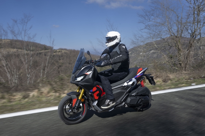 Aprilia SR GT 400 : le scooter crossover à l’esprit course