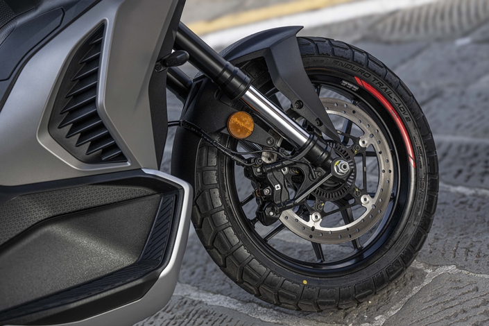 Aprilia SR GT 400 : le scooter crossover à l’esprit course