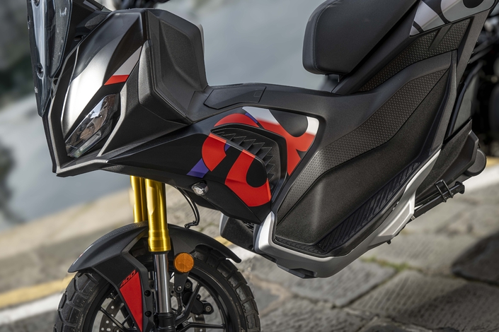 Aprilia SR GT 400 : le scooter crossover à l’esprit course