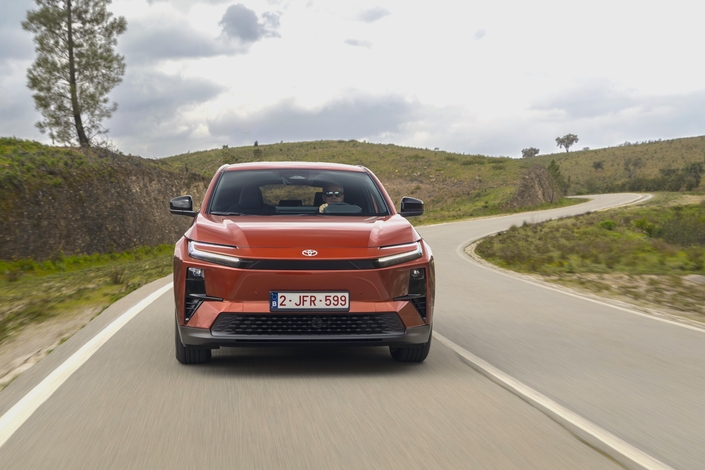 Le C-HR+ est étonnant d'efficience et permet de parcourir plus que kilomètres par kWh de batterie que ses concurrents. Quel que soit le terrain.