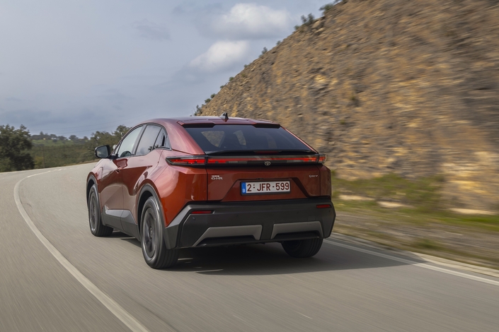 Les petites routes accidentées révèlent des réglages d'amortissement particuliers, qui chahutent les passagers. Heureusement, en ville et sur autoroute, ça va.