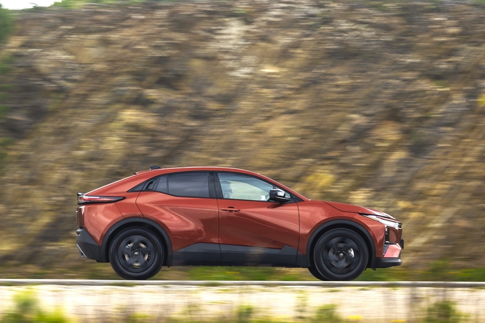Le C-HR+ est aussi sensible aux bruits de roulement et d'air, et c'est dommage. Le moteur électrique laisse passer, lui, un petit bruit de turbine, pas désagréable du tout.