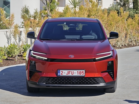 La face avant arbore une signature lumineuse ressemblant à celle du C-HR hybride, et des optiques en deux parties.