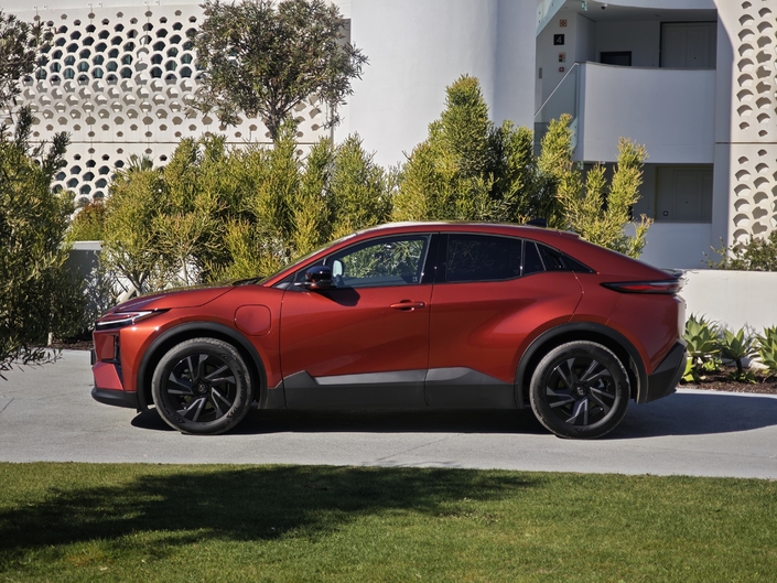 Le profil est étiré, et la ligne est celle d’un SUV coupé. Le C-HR + mesure 17 cm de plus que le C-HR hybride et 16 cm de moins que le BZ4X. Le petit décroché au niveau de la vitre arrière fait très Lexus…