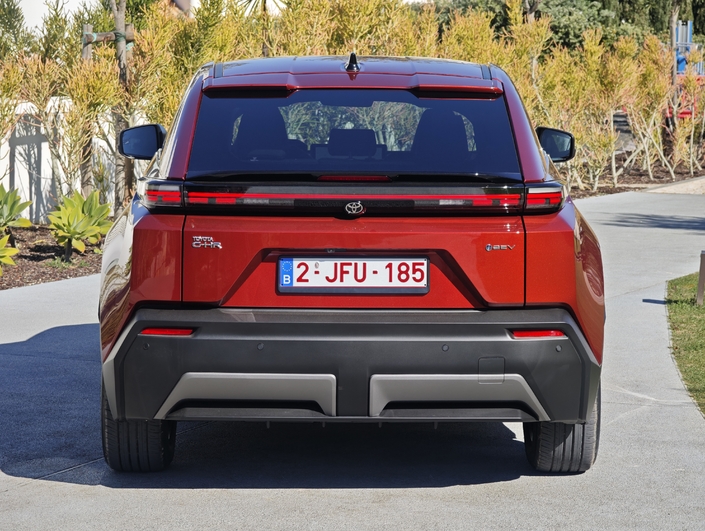 La partie arrière affiche un bandeau lumineux à la mode (mais pas de logo illuminé) et un faux extracteur d’air en partie basse, purement esthétique.