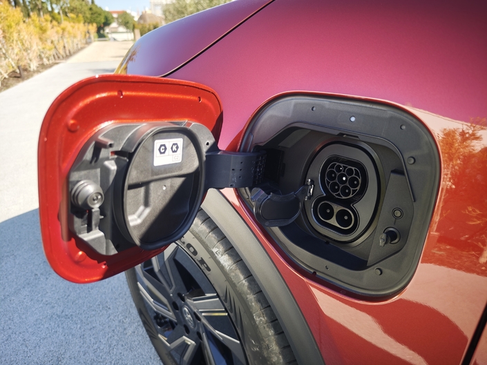 Pour la recharge, c’est 11 kW en courant alternatif (22 kW pour la version bi-moteur) et 150 kW en courant continu, soit un 10 à 80 % en 28 minutes. C’est moyen.